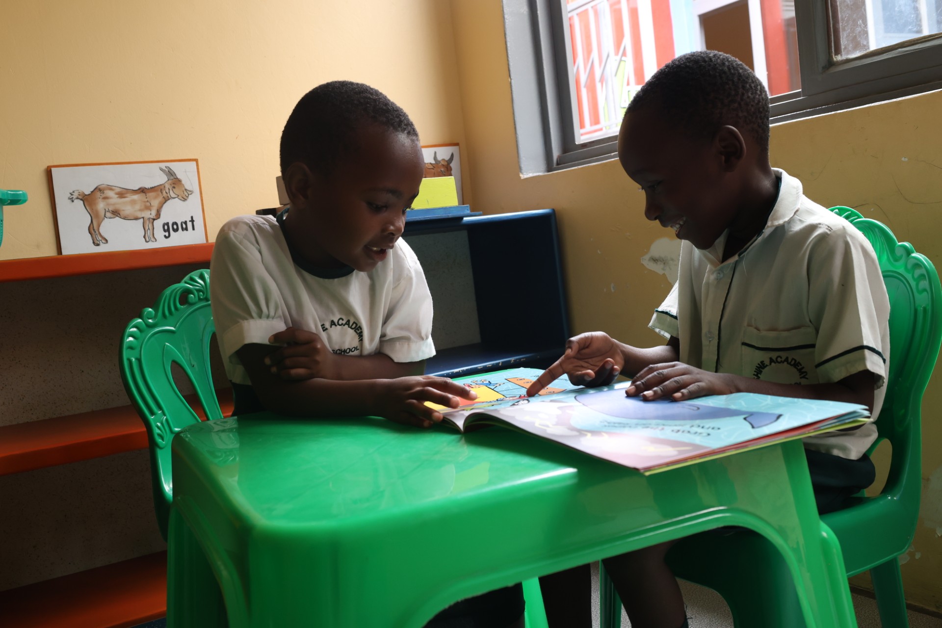 Biblionef doneert prentenboeken aan de Sunshine Urban Foundation (SUF) in de sloppenwijken van Kampala (Oeganda)